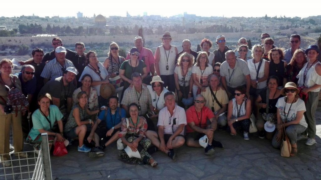 Grupo del viaje a Tierra Santa. Al fondo Jerusalén.