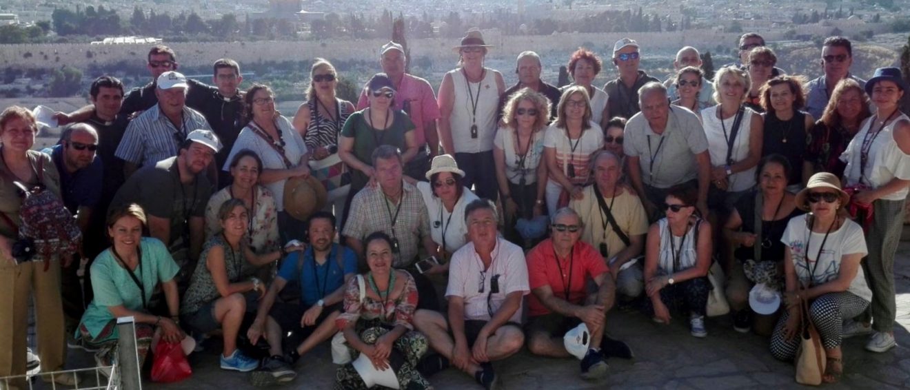 Grupo del viaje a Tierra Santa. Al fondo Jerusalén.